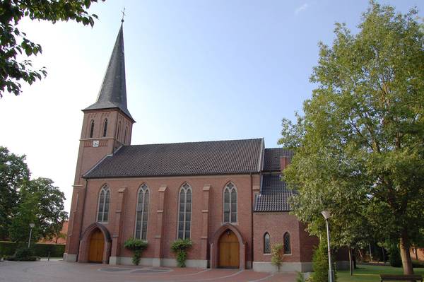 St. Marien-Kirche in Harkebrügge (Ansicht von der Südseite)